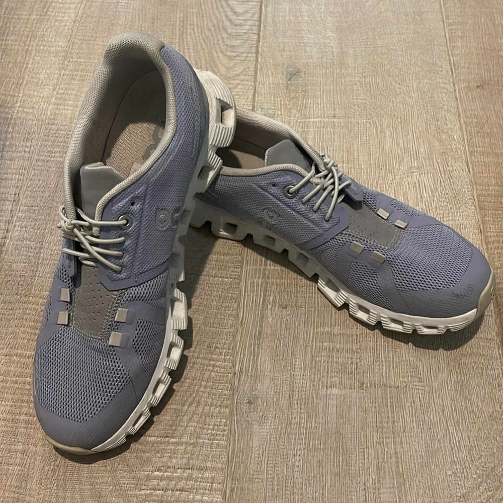 On Women’s cloud 5 shoes. Sz. 8.5. Periwinkle/grey.